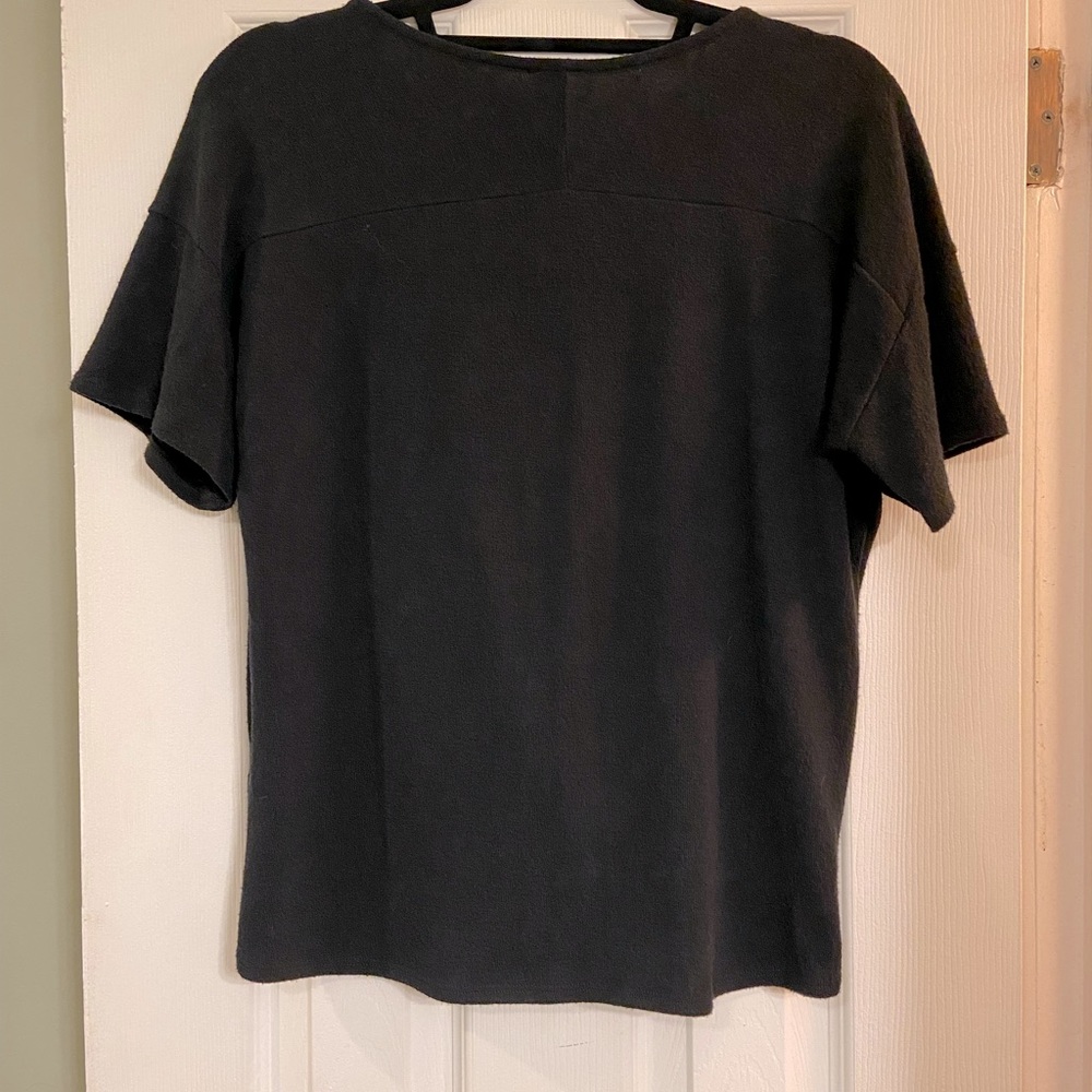 Black short sleeve top with front twist. Size large. Preowned. EUC - Picture 2 of 5